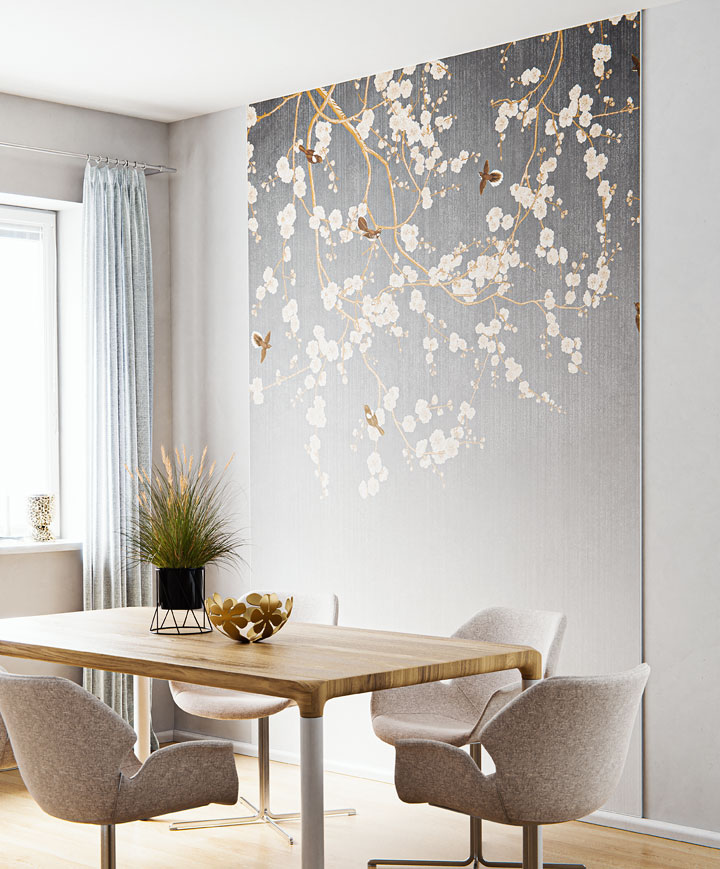 Esszimmer mit einer Teil Design-Wandbespannung Blüten und Vögel